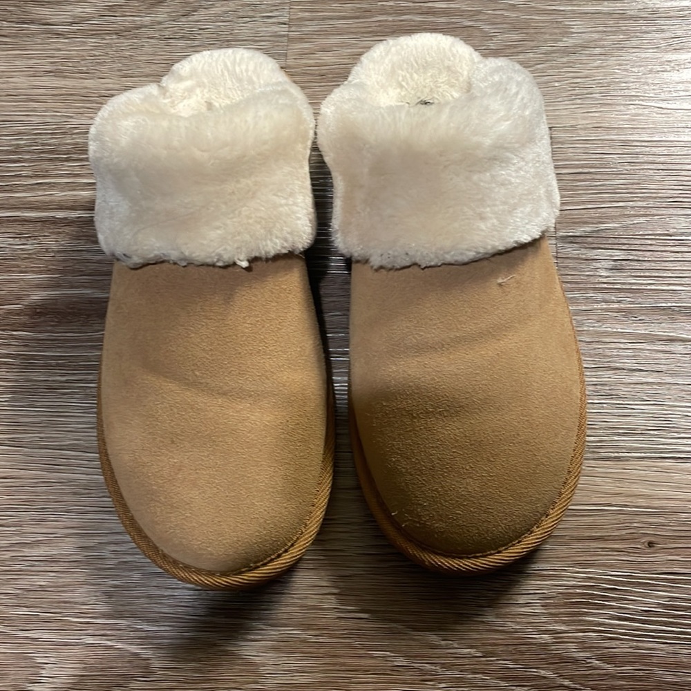 Minnetonka Trim Slipper - Size 9